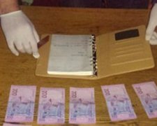 Слідчий поліції з Львівщини попався на хабарі