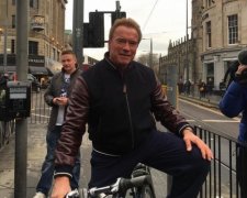 Шварценеггер на велосипеді ледь не потрапив під автобус (відео)