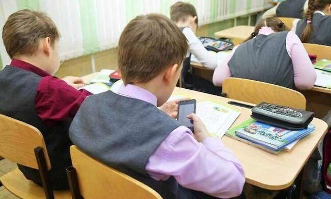 Гаджеты в школе, скриншот: YouTube