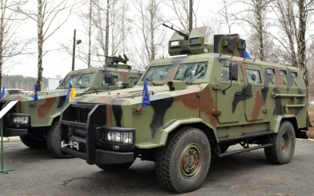 Украинские бойцы получили бронеавтомобиль "Козак-2"