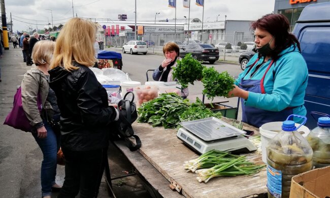 Люди купують кріп та петрушку