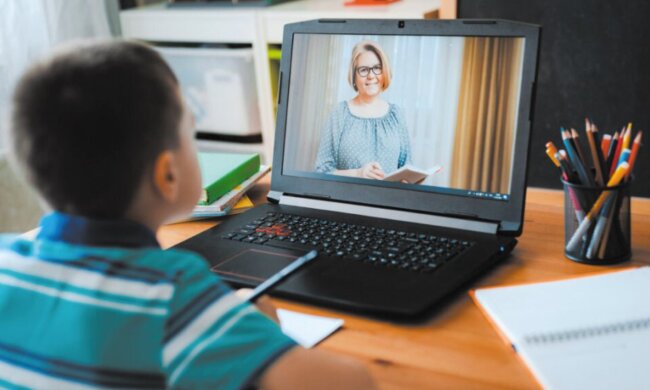 Ребенок, обучающийся по видеосвязи. Фото: facebook