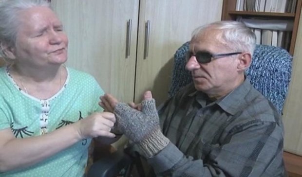 Незрячі пенсіонери зв'язали 100 рукавичок для АТО