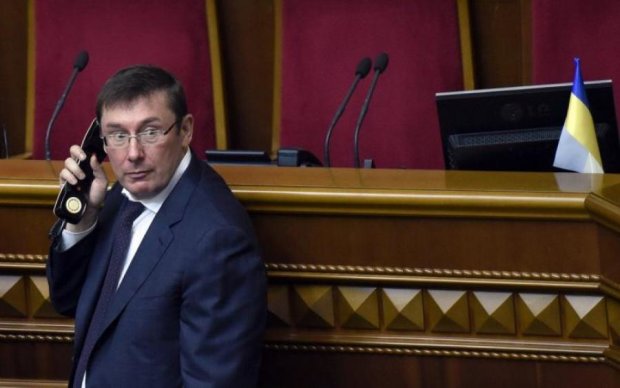 Луценко попросил депутатов не отнимать у судей хлеб