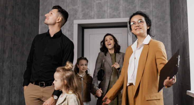 Люди осматривают квартиру. Фото: freepik