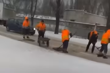 В Киеве начали класть асфальт на снег, скриншот