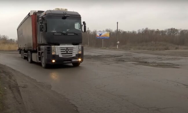 Дорогу під Дніпром показали моторошними фото, у водіїв здають нерви: "Бомбардування?"