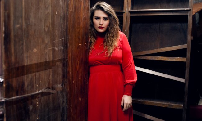 Такою солістку KAZKA фанати ще не бачили: максимум сонця, мінімум одягу