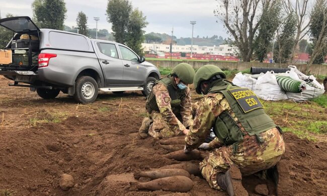 Технічна поразка від Динамо і "подарунки" від Гітлера: на базі чемпіонів країни знайшли снаряди