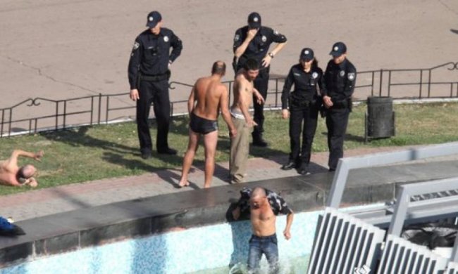 Київська поліція "виловила" п'яних чоловіків з фонтану (фото)