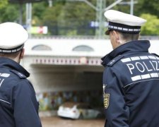 Невідомий з ножем перетворив звичайну електричку на поле бою, є постраждалі