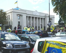 Під Радою зібралися євробляхери, чекають Зеленського: озвучені вимоги