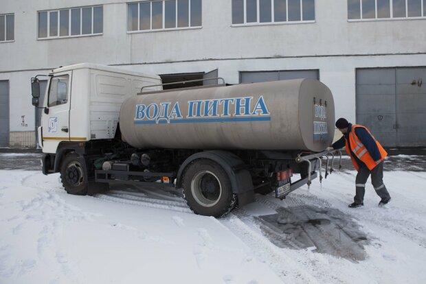 В Киеве на Крещение будут развозить питьевую воду для освящения: где и когда можно набрать запас на семью
