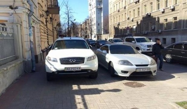 Герой парковки оккупировал тротуар на столичной Оболони