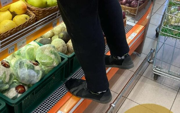 Продавщиця залізла у взутті на прилавок, фото: Telegram
