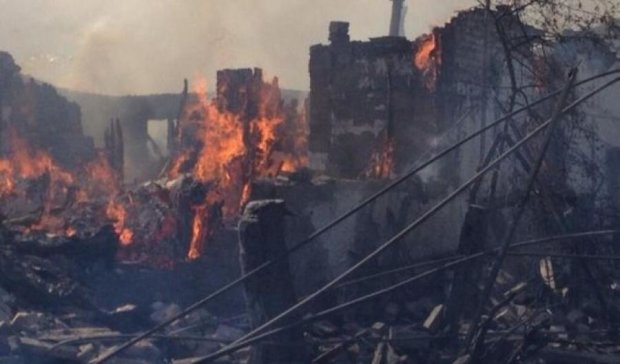 Из-за боев в Станице Луганской сгорели три дома