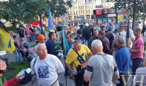 "Азов" перекрыл киевскую улицу Грушевского
