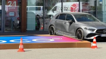 У Варшаві білборд впав на автомобіль