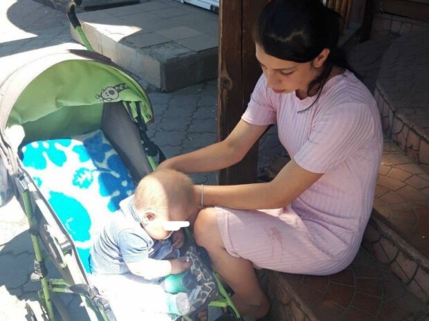У Дніпрі молода мама з малюком опинилася на вулиці і благає про допомогу - ні каші, ні підгузників