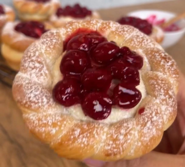 Булочки с творожным сыром и вишнёвым конфи: фото скрин рецепта