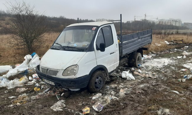 Во Львове наглый водитель газельки свинячит под носом у разъяренных горожан: приехал, вывернул - и до свидания