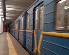 У Києві чоловік одягнув сандалі поверх шкарпеток і прорізав дірки для пальців - "Шах і мат, модники"