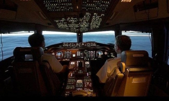 Авіакомпанії відмовляються від других пілотів