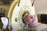 74-річний чоловік все життя живе в "залізній легені" - закінчив університет і одружився, не виходячи з " коробки"