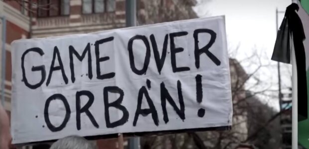 Митинг против Орбана, скриншот: YouTube