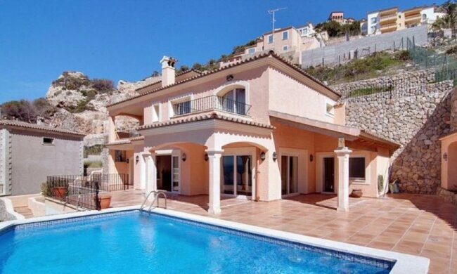 Джоли похвасталась новым особняком