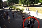 Драка возле школы, скриншот из видео