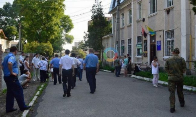 В Прикарпатье неизвестные подожгли офис "Правого сектора" (фото)
