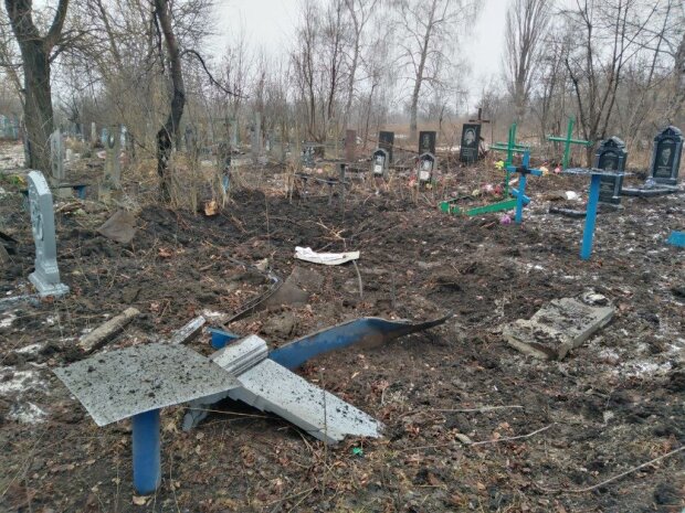 Наемники Путина на Донбассе посягнули на покой мертвых и разбомбили кладбище