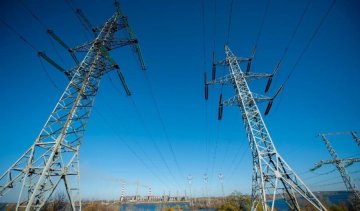 Ремонтники заменили на Херсонщине одну из поврежденных электроопор