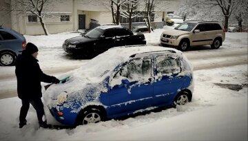 Чистка авто от снега: фото скрин Ютуб
