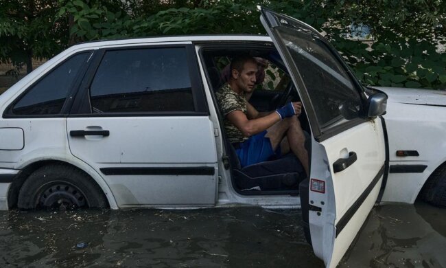 Авто у воді, фото: grivna