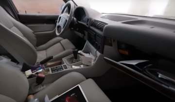У покинутому особняку знайшли седан BMW M5, скріншот: YouTube