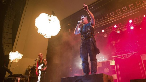 Rammstein зажгли на сцене в прямом смысле, концерт едва не превратился в крематорий: видео из ада