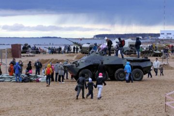 На російському фестивалі по відвідувачах пустили танк