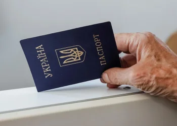 Паспорт-книжечка, який втрачає чинність без нової фотографії
