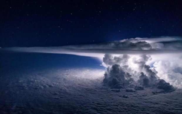 Пилот показал конец света из кабины самолета: фото