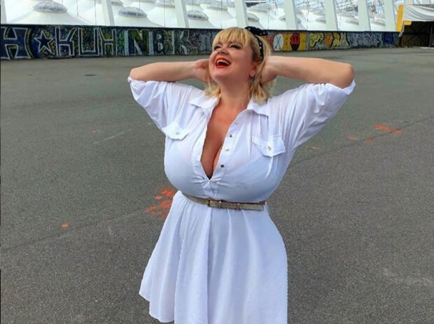 Украинка с 13 размером груди сверкнула прелестями на пляже: "Ура, моречко!"
