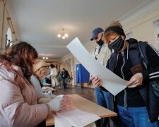 Чернівчан з температурою змусили голосувати в "церкві", "ізоляторі" та "палаті №6"