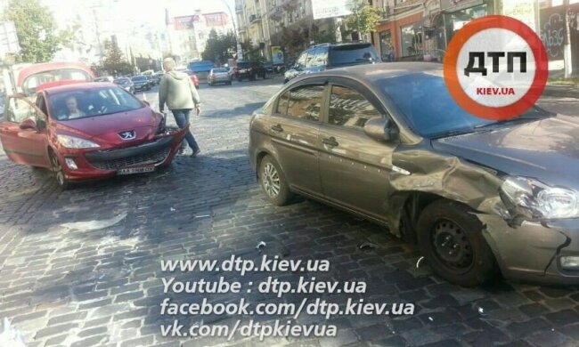 Дівчина розбила дві автівки у центрі Києва