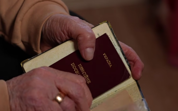 Пенсійне посвідчення. Фото: скрін youtube