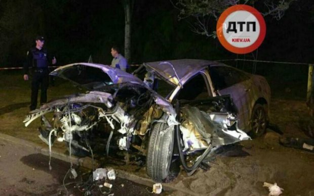 Ночные покатушки: водитель превратил авто в груду металла