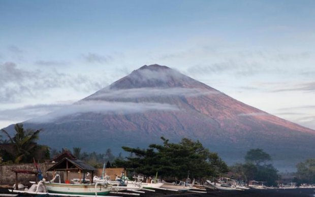 Масова евакуація: на фешенебельному курорті прокинувся вулкан