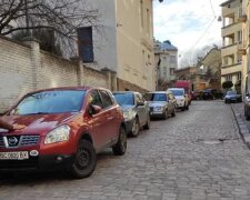 Яйца в лоб! Харьковские вандалы оставили мерзкие "подарки" на капоте припаркованной машины