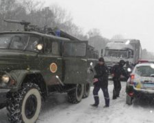 Снегопады ограничили движение на основных трассах