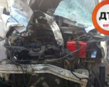 ДТП під Києвом: Fiat на високій швидкості врізався у трактор